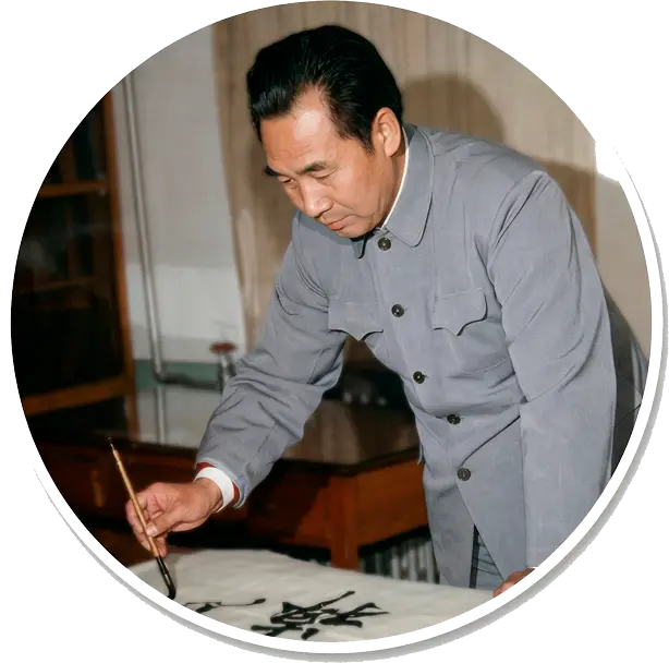 Dr. Pang Ming practicando Caligrafía